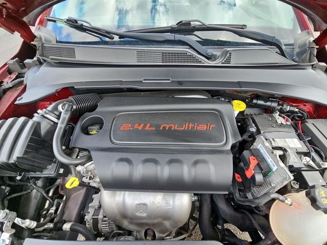 Used 2022 Red Jeep Latitude image 30