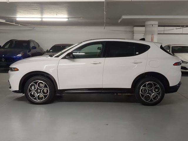 New 2025 Milano White Exterior Paint Alfa Romeo Base image 4