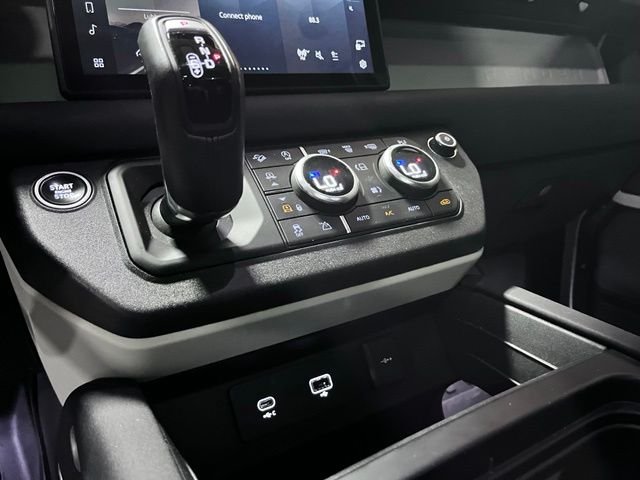 Used 2020 White Land Rover SE image 34