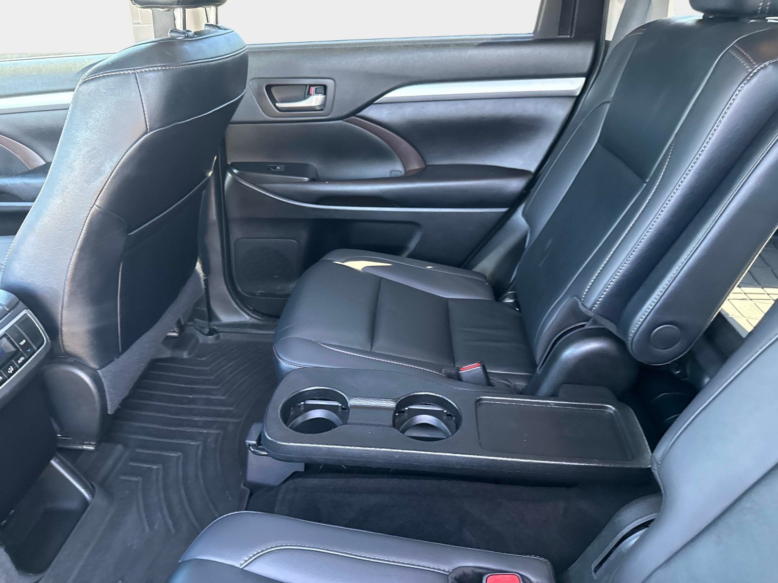 Used 2019 Shoreline Blue Pearl Toyota XLE image 13