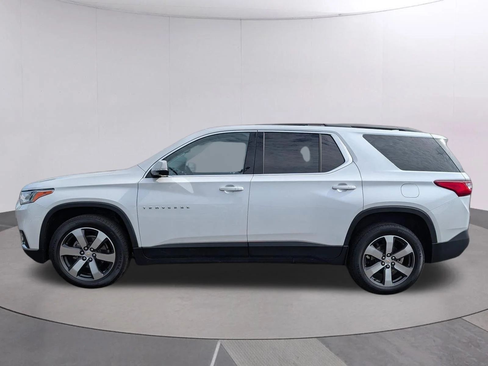 Used 2020 IRIDESCENT PEARL TRICOAT Chevrolet LT Leather image 2