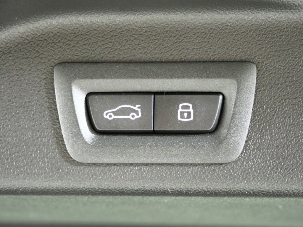 Used 2026 Skyscraper Grey Metallic BMW xDrive40i image 31