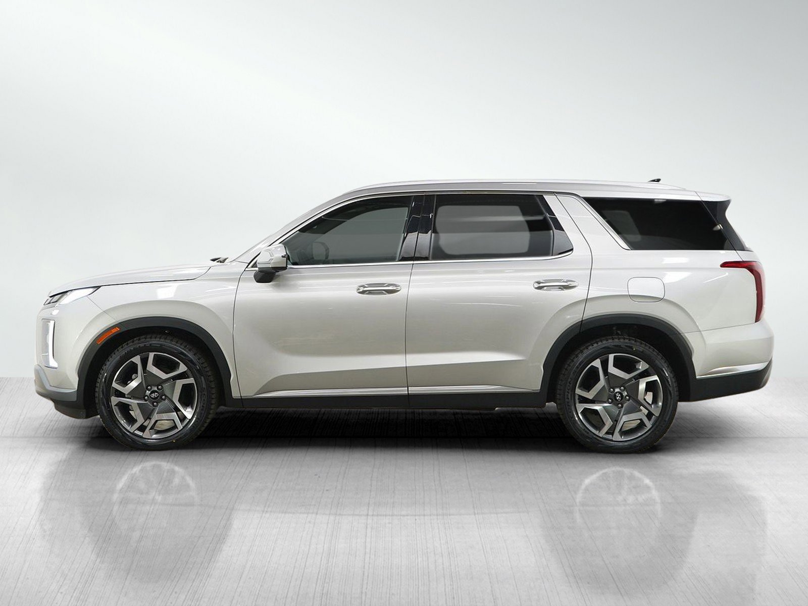 Used 2025 Hyundai Palisade Limited with VIN KM8R5DGEXSU943022 for sale in Minneapolis, Minnesota