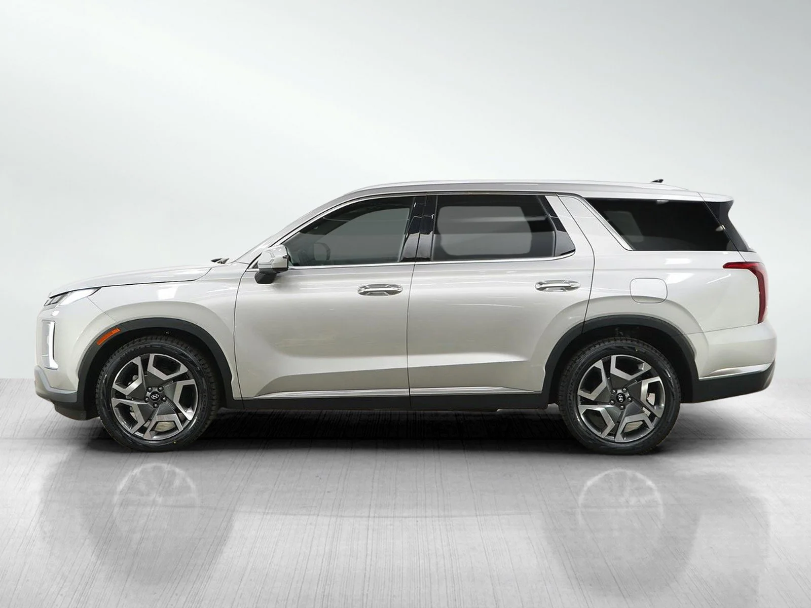 Used 2025 Hyundai Palisade Limited with VIN KM8R5DGEXSU943022 for sale in Minneapolis, Minnesota