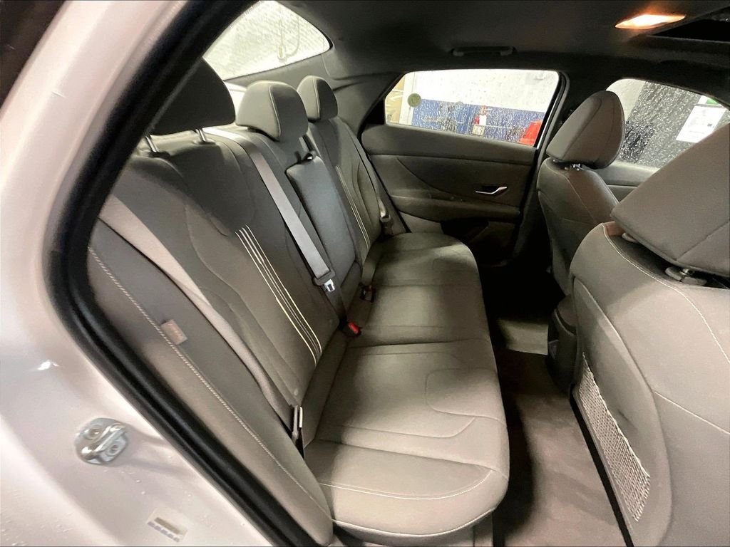 Used 2025 White Hyundai SEL Convenience image 16