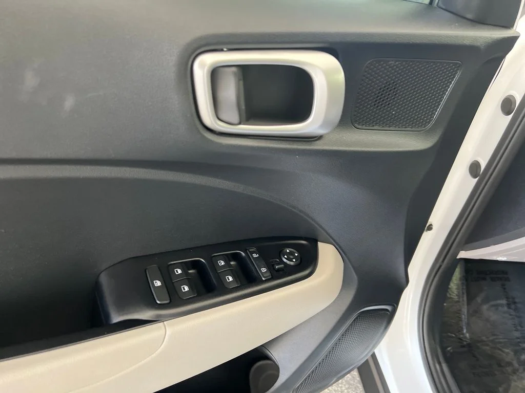 Used 2023 White Hyundai SEL image 13