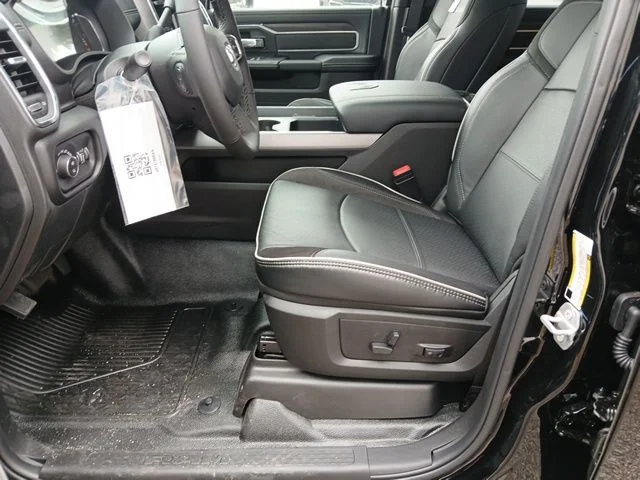 New 2026 Diamond Black Crystal Pearl-Coat Exterior Paint RAM Laramie image 31