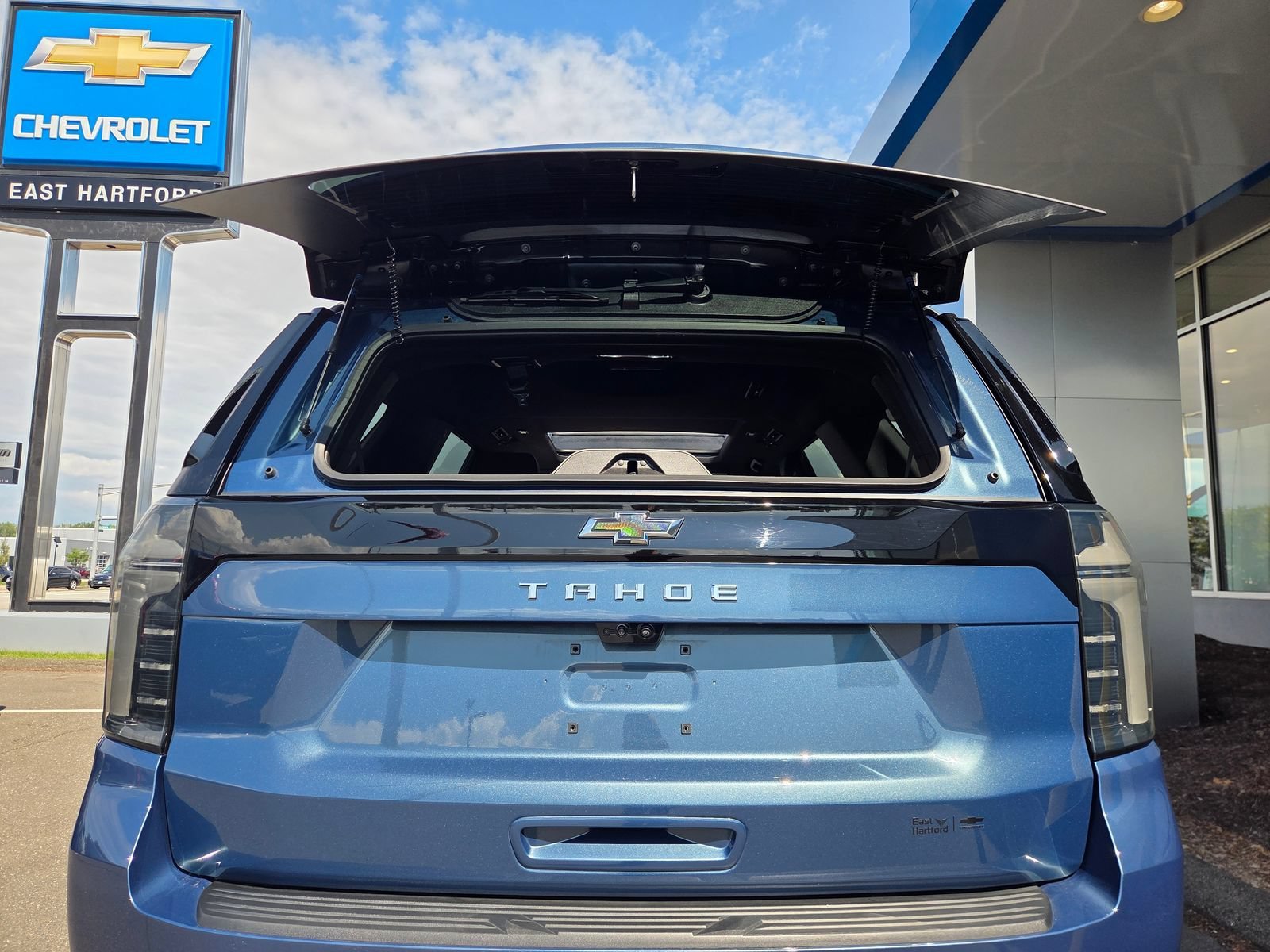 Used 2026 Lakeshore Blue Metallic Chevrolet High Country Deluxe with 24in Wheels - Technology & Entertainment - Super Cruise - Panoramic Sunroof image 7