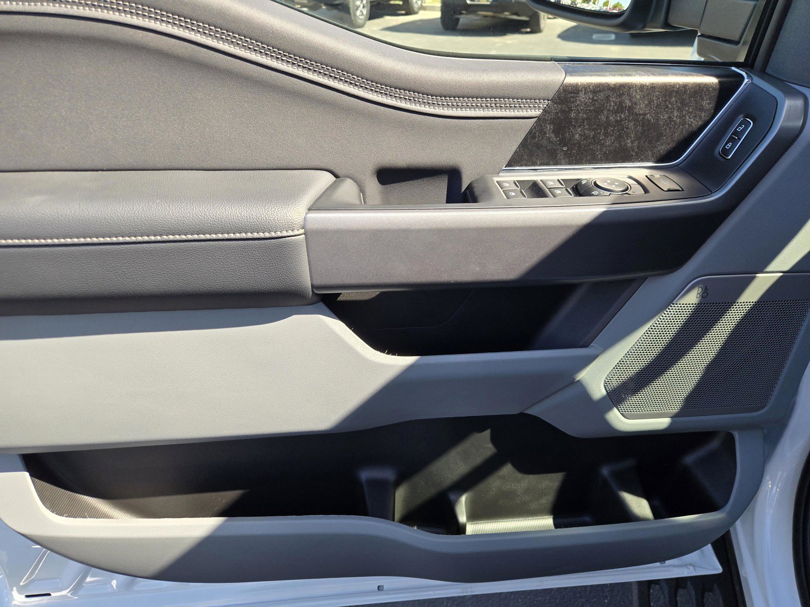 New 2027 Oxford White Ford F-350® XLT image 10