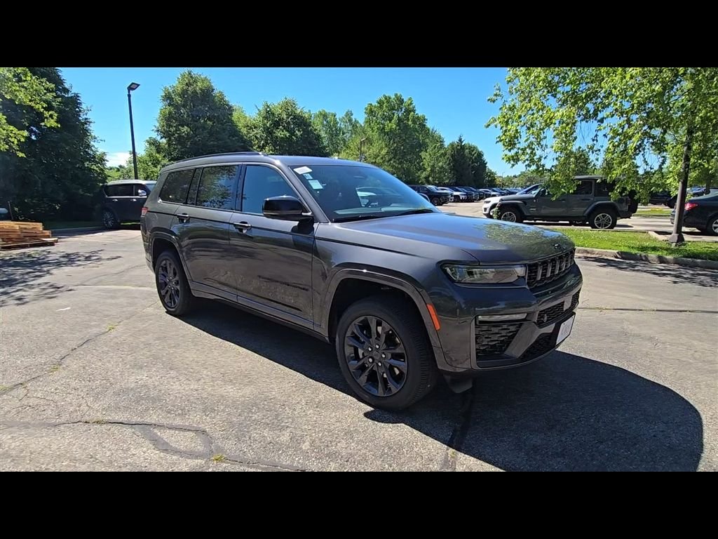 New 2026 Baltic Gray Metallic Clear-Coat Exterior Paint Jeep Limited Reserve image 9