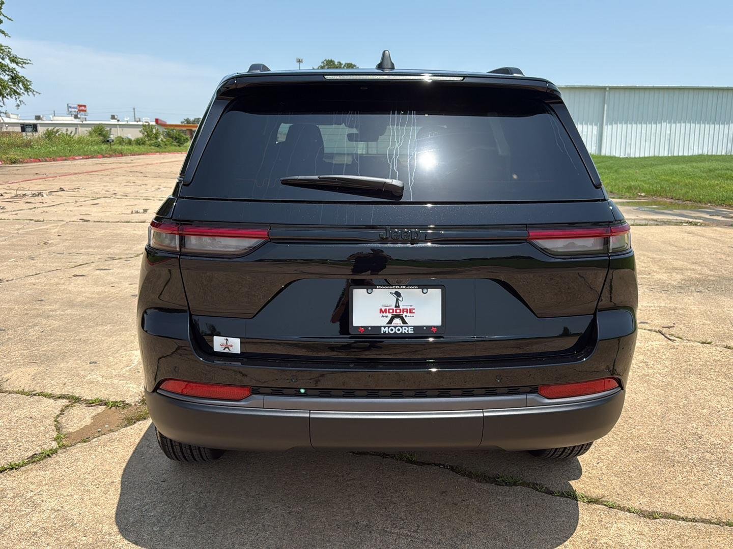 New 2026 Diamond Black Crystal Pearl-Coat Exterior Paint Jeep Laredo Altitude image 6