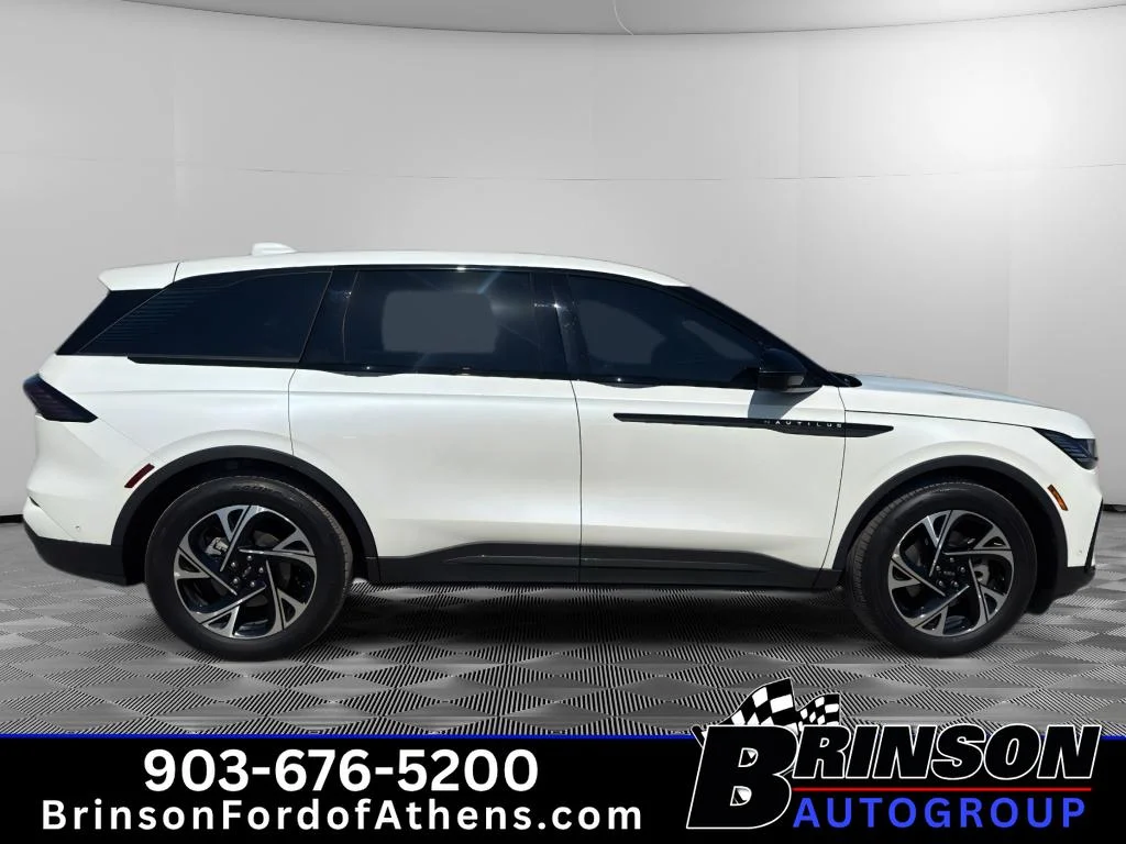 Used 2024 White Platinum Metallic Tri-Coat Lincoln Premiere image 4