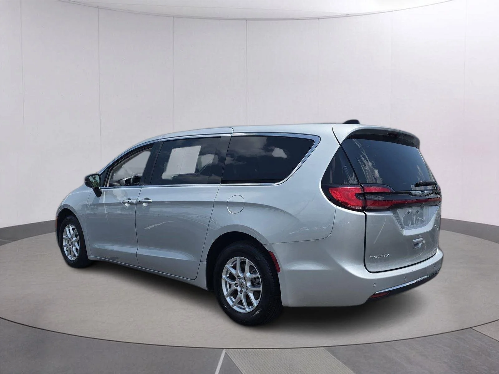 Used 2024 Silver Mist Clearcoat Chrysler Touring L image 7