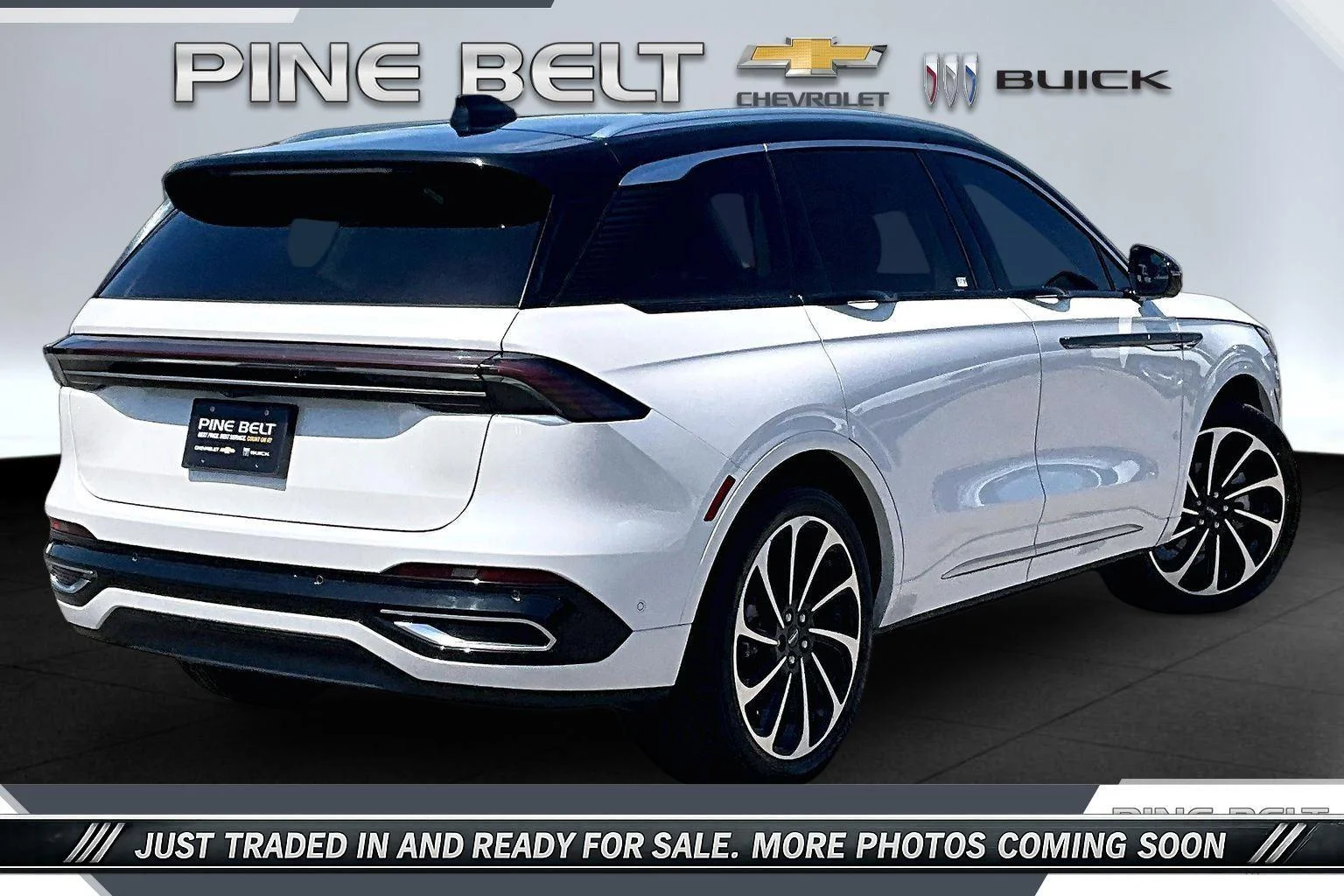 Used 2024 White Platinum Metallic Tri-Coat Lincoln Black Label image 11