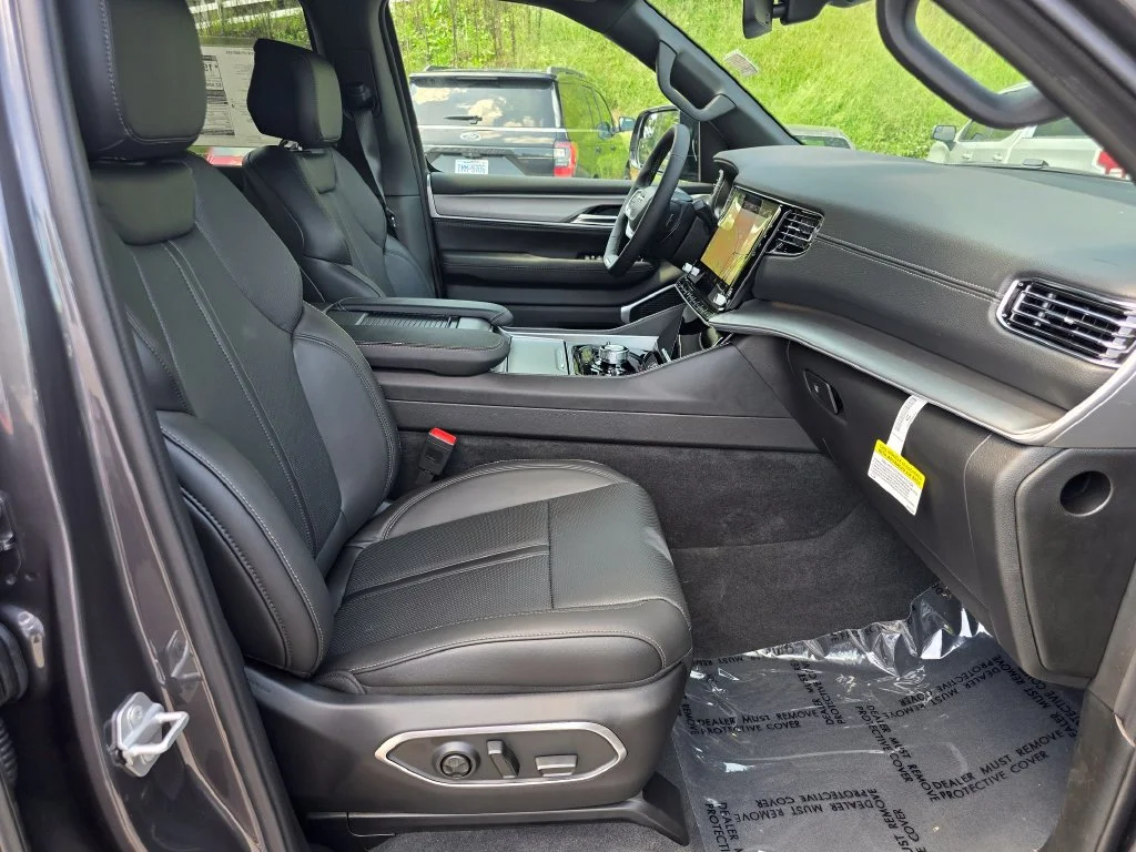 New 2026 Gray Jeep Upland image 28