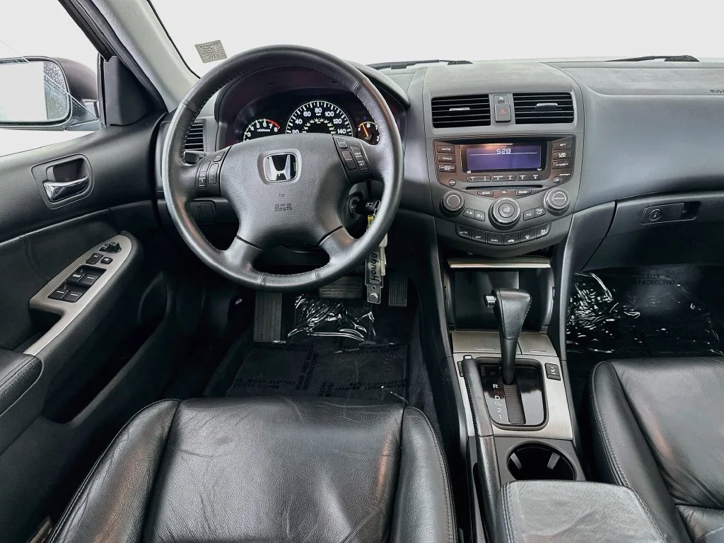 Used 2005 Silver Frost Metallic Honda EX-L image 22