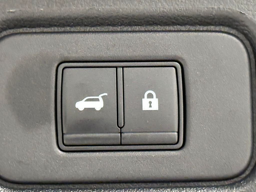 Used 2022 Red Nissan Platinum image 13