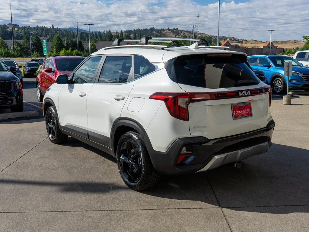 New 2026 Snow White Pearl Kia EX image 5