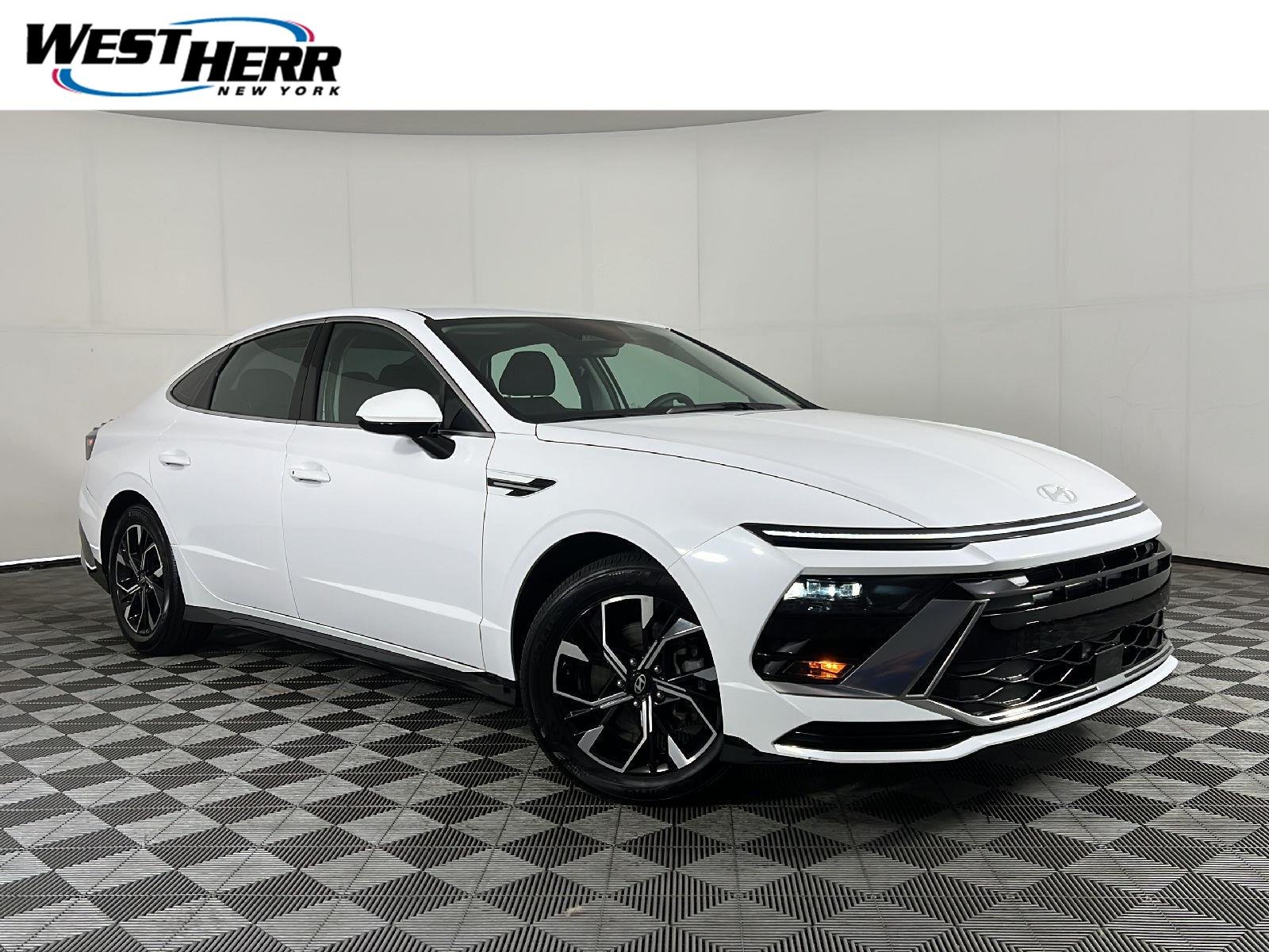 Used 2025  Hyundai  image 1