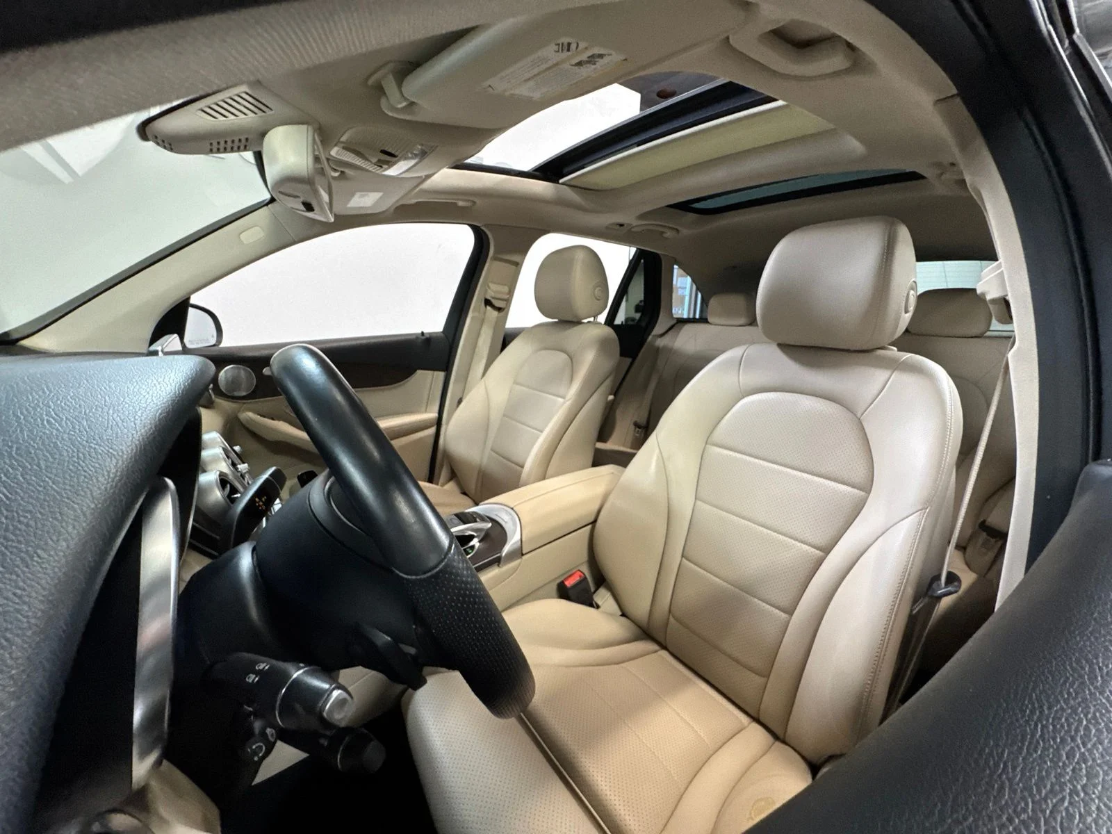 Used 2019 White Mercedes-Benz GLC 300 image 6
