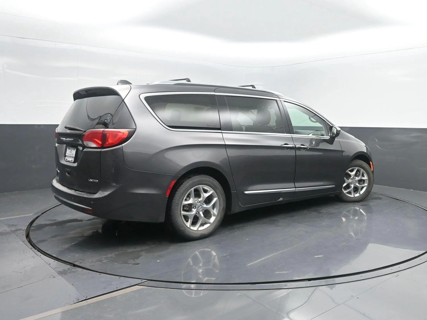 Used 2018 Chrysler Pacifica Limited with VIN 2C4RC1GG8JR149724 for sale in Charles City, IA