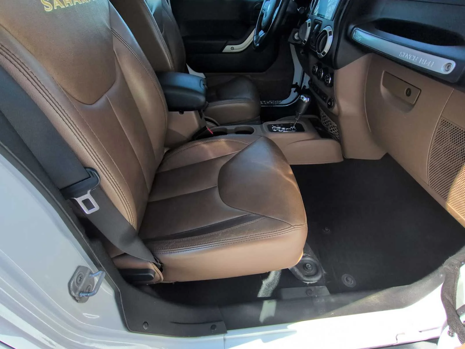 Used 2014 Bright White Clearcoat Jeep Sahara image 19