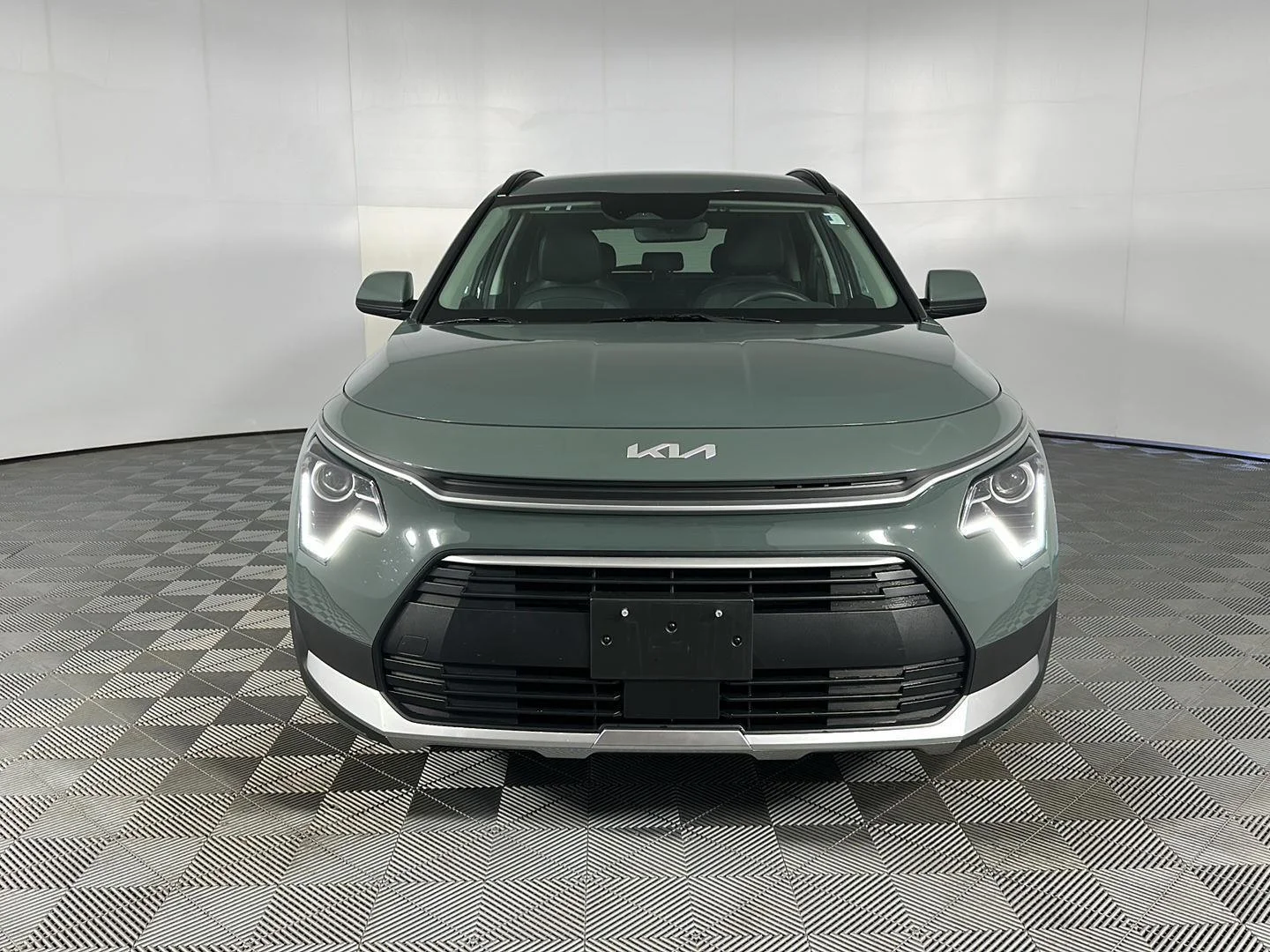 Used 2023 Cityscape Green Kia EX image 2
