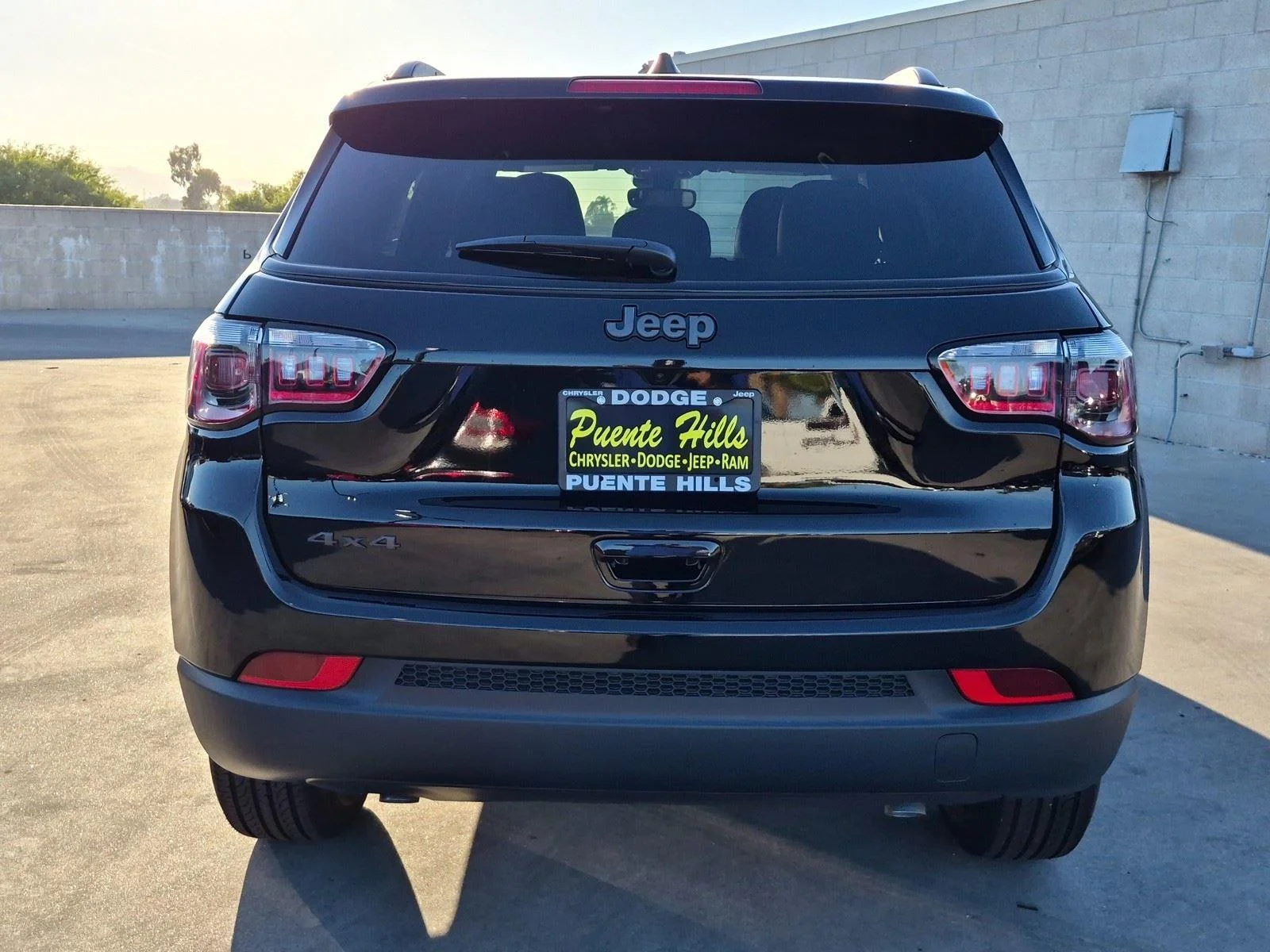New 2026 Diamond Black Crystal Pearlcoat Jeep Latitude Altitude image 5
