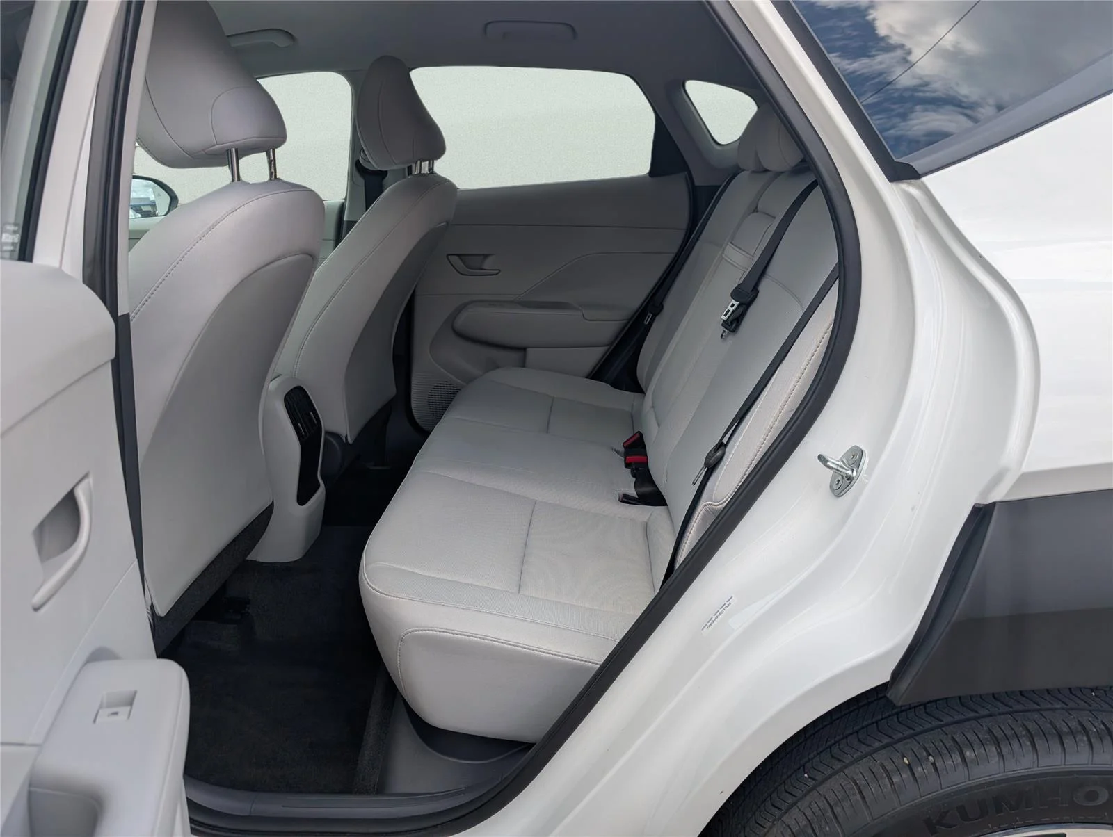 Used 2025 Atlas White Hyundai SEL image 29