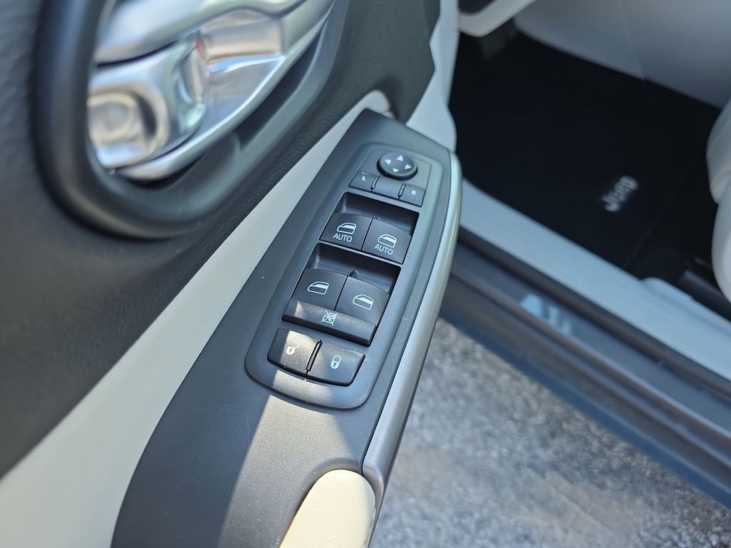 Used 2020 Gray Jeep Latitude Plus image 18