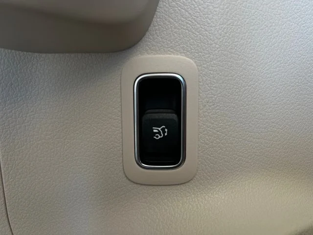Used 2025 Polar White Mercedes-Benz 300 image 38