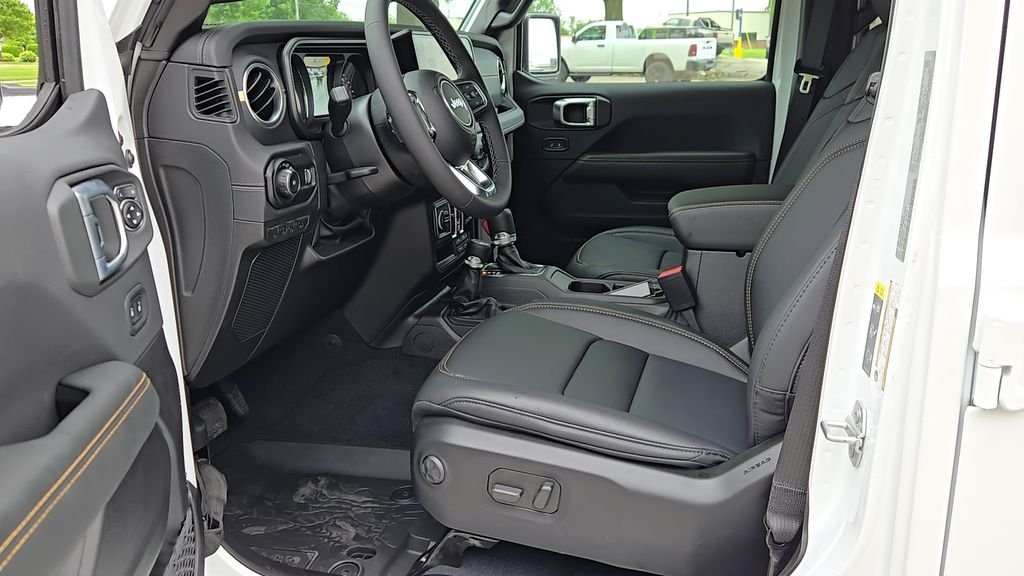 New 2026 Bright White Clear-Coat Exterior Paint Jeep Sahara image 6