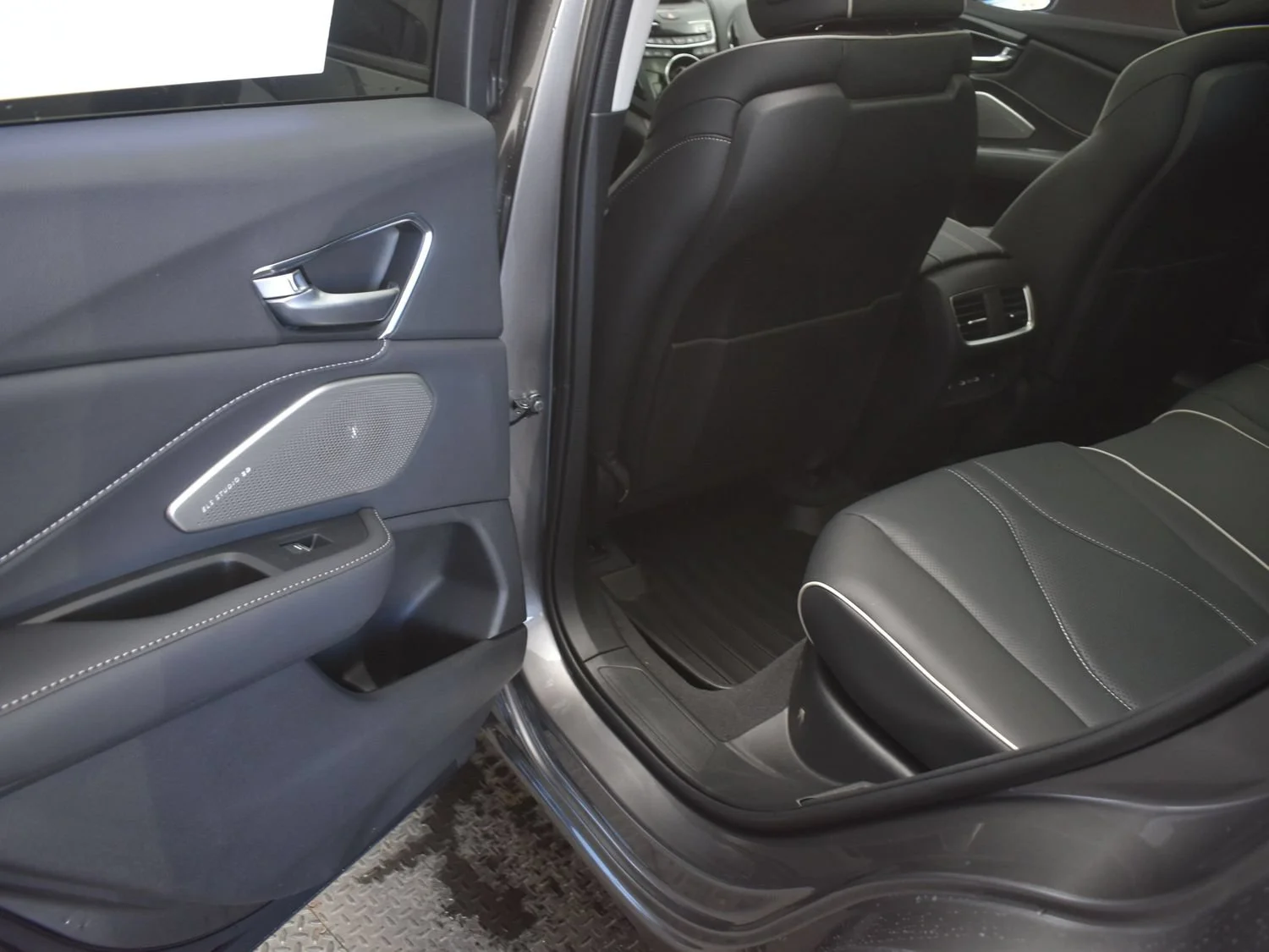 New 2026 Liquid Carbon Metallic Acura w/Advance Package image 22