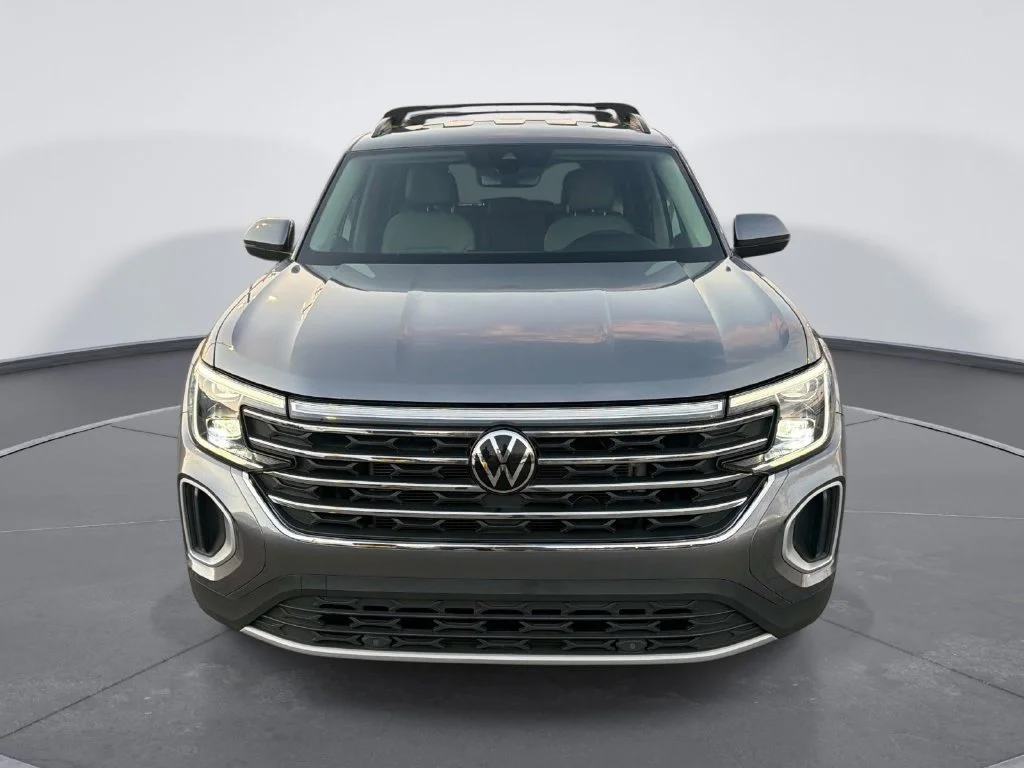 Used 2024  Volkswagen 2.0T SE image 2