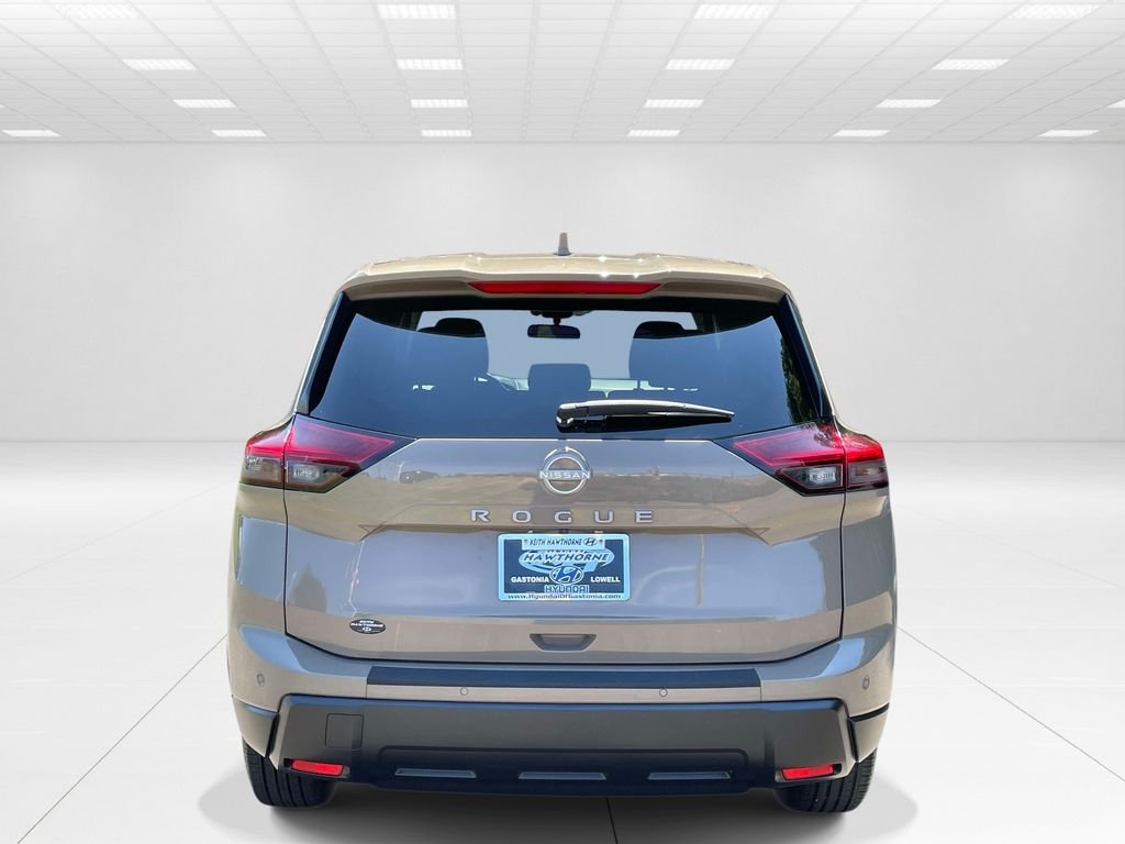 Used 2025  Nissan SV image 5