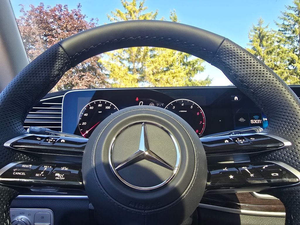New 2026 MANUFAKTUR Moonlight White Metallic Mercedes-Benz GLS 450 image 31