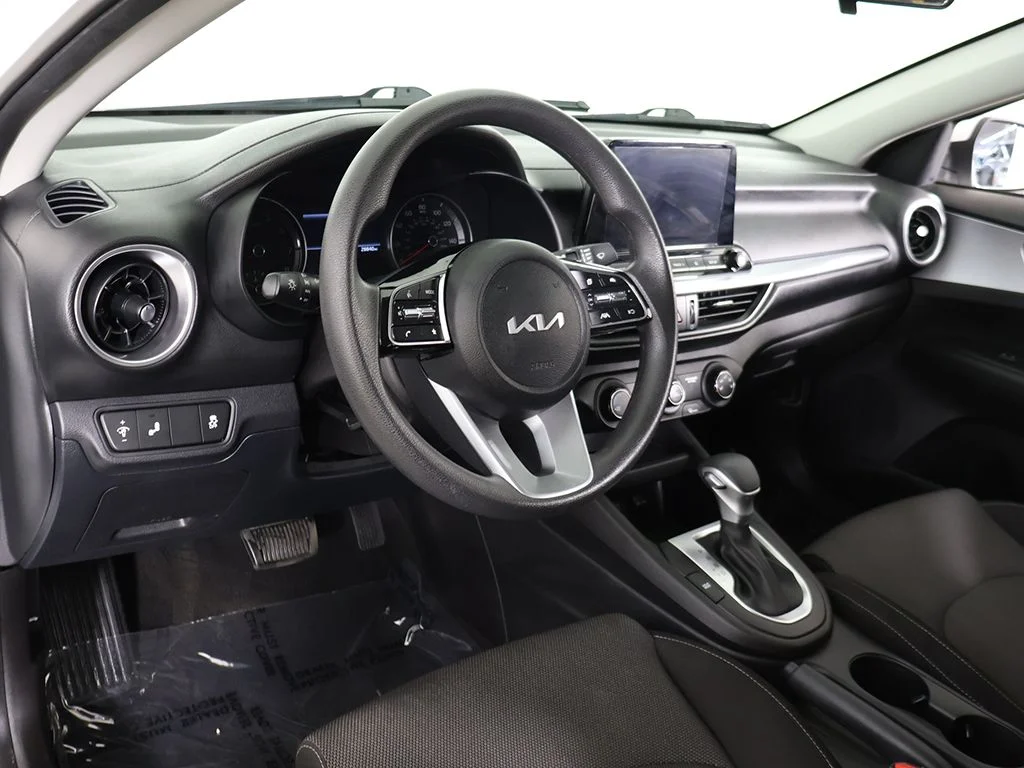 Used 2022 White Kia LXS image 25
