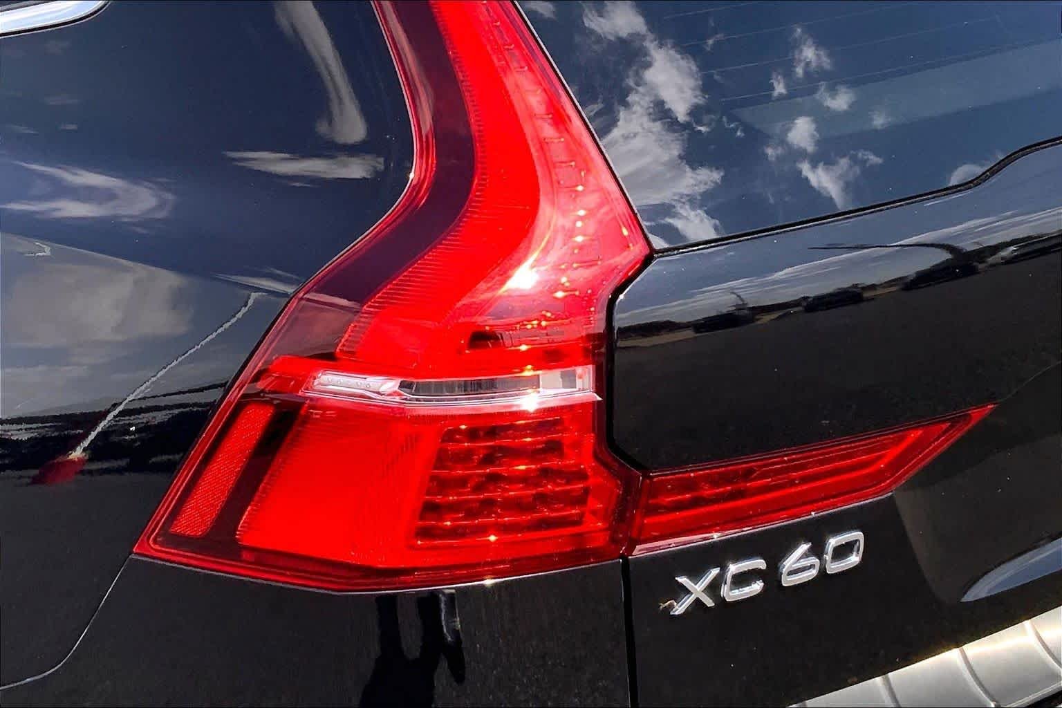 Used 2021 Onyx Black Metallic Volvo Momentum image 29