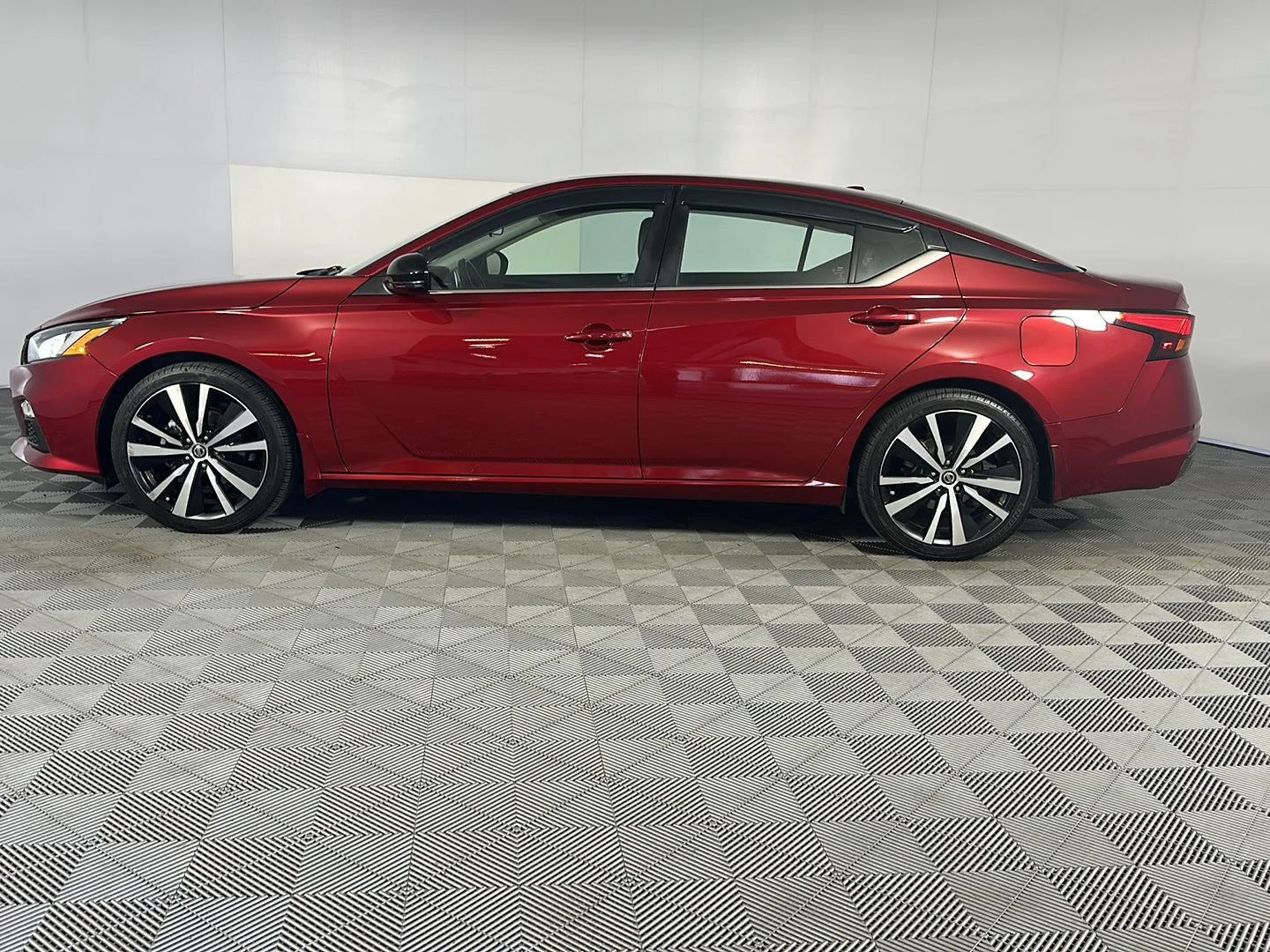 Used 2022 Scarlet Ember Tintcoat Nissan 2.0 SR image 4
