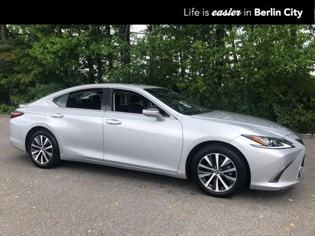 2021 Lexus ES 300h 300h's photo