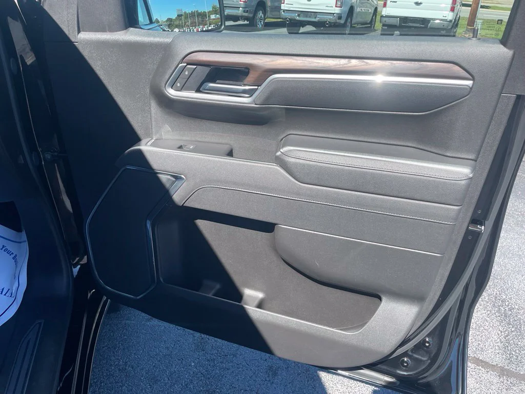 Used 2025 Onyx Black GMC SLT image 17