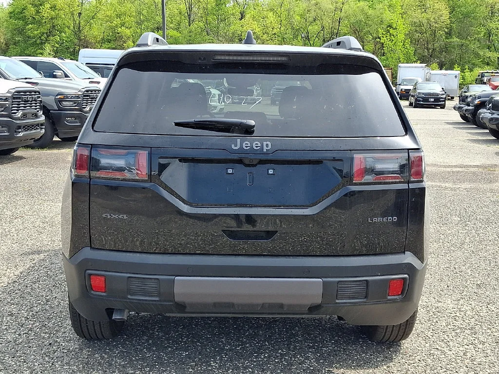 New 2026 Diamond Black Crystal Pearl-Coat Exterior Paint Jeep Laredo image 7