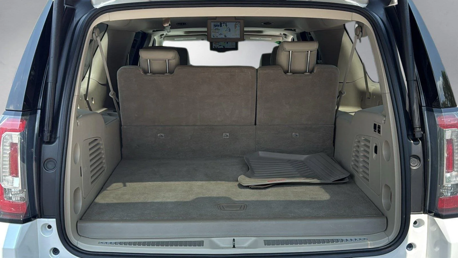 Used 2019 White Frost Tricoat GMC Denali image 24