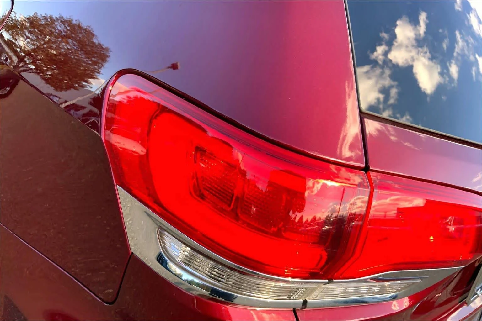 Used 2020 Velvet Red Pearlcoat Jeep Overland image 29