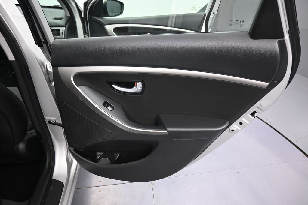 Used 2013 Shimmering Silver Metallic Hyundai Base image 21
