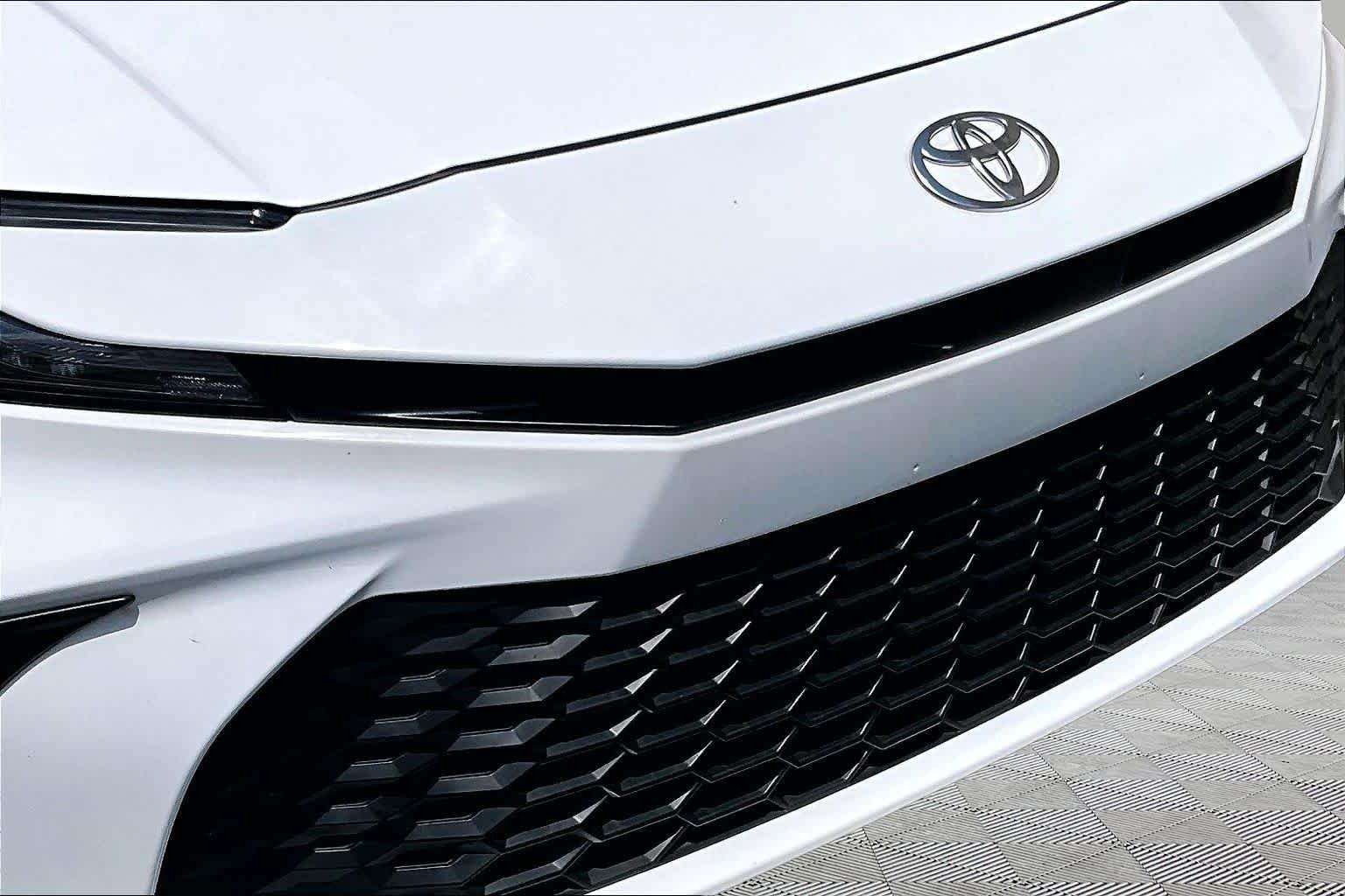Used 2025 Ice Cap Toyota SE image 30