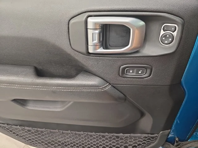 Used 2020 Bikini Pearlcoat Jeep Unlimited Sahara image 33