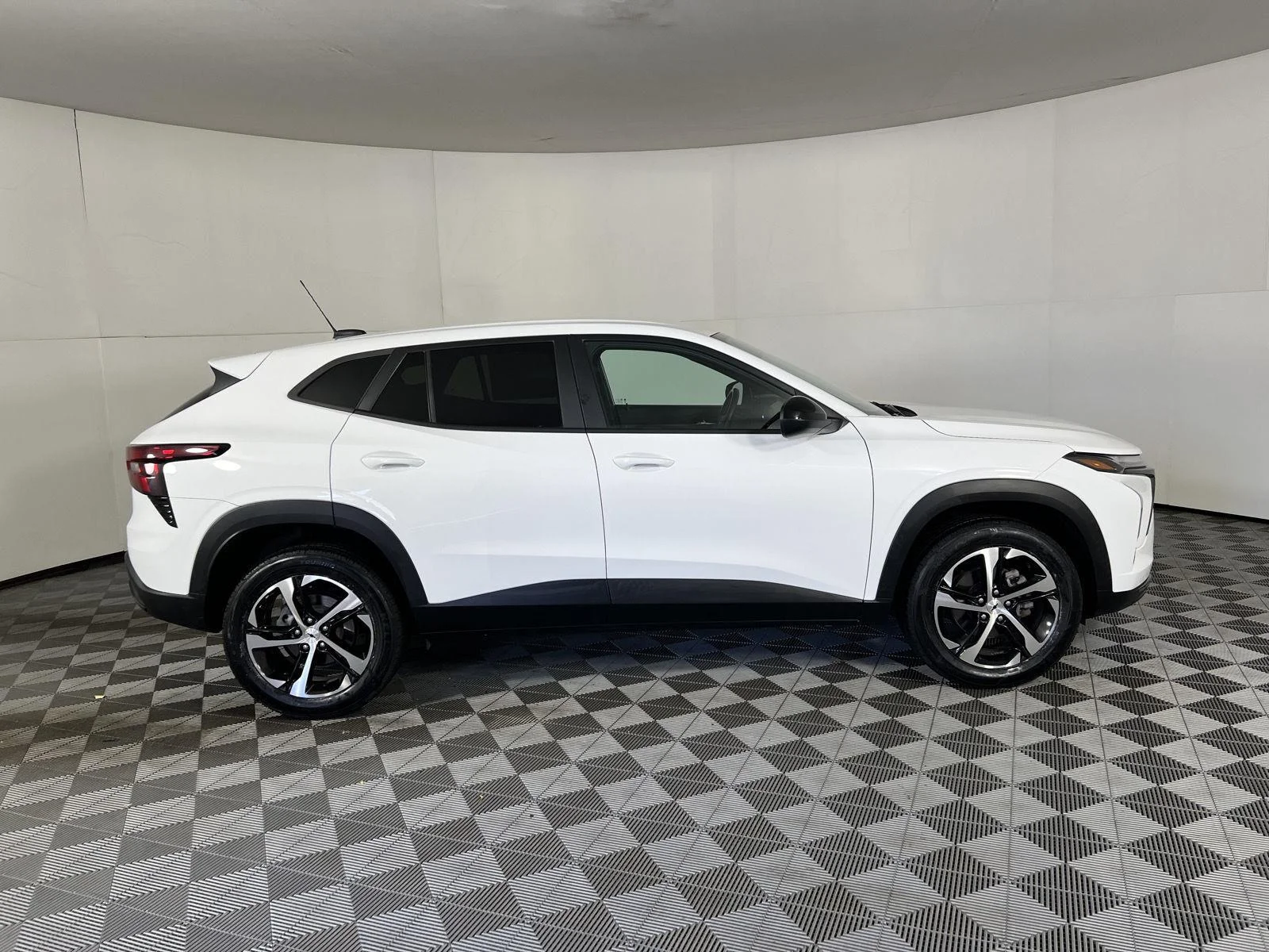 Used 2024 Summit White Chevrolet 1RS image 20