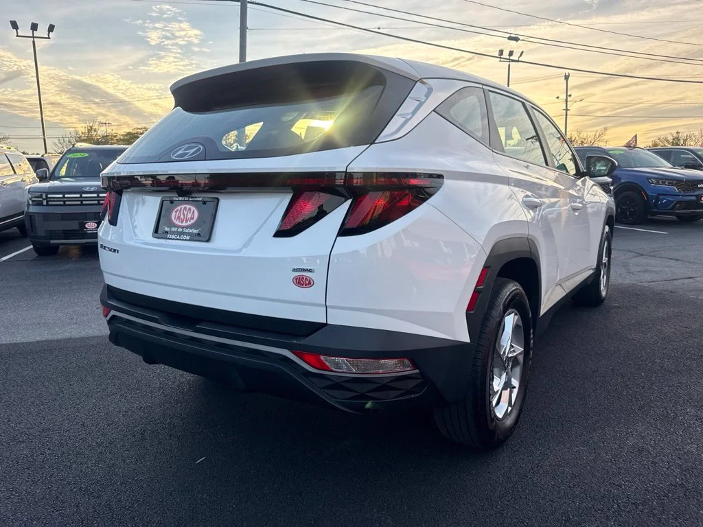 Used 2024 White Hyundai SE image 5
