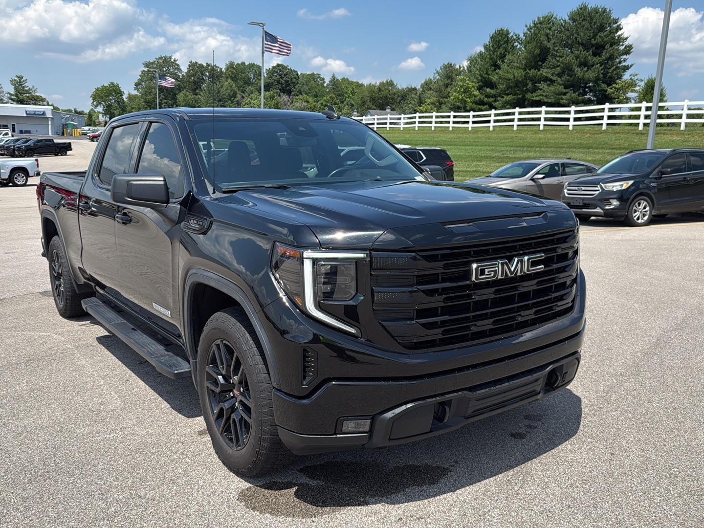 Used 2024 Onyx Black GMC Elevation image 3